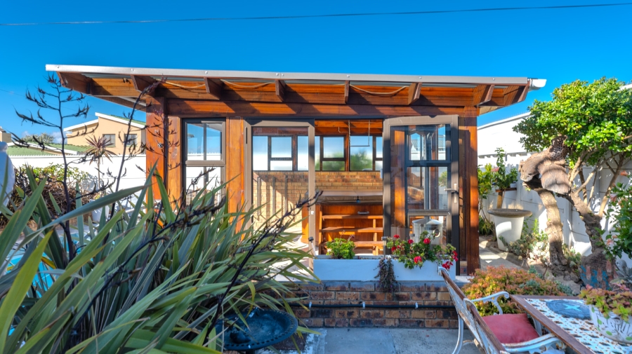 6 Bedroom Property for Sale in Struisbaai Western Cape